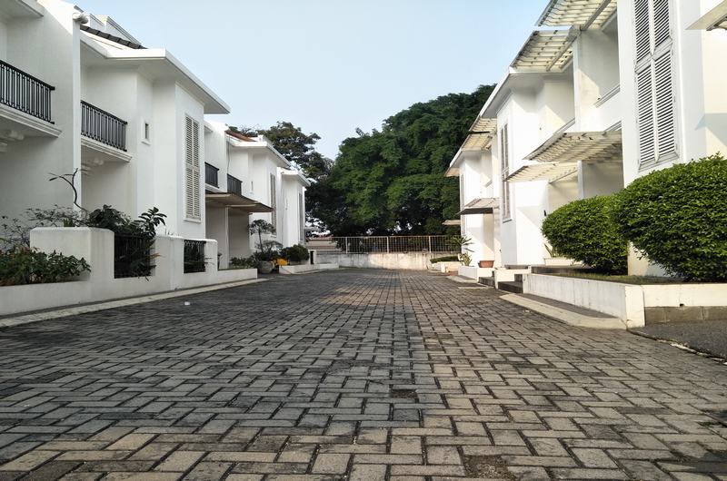 Rumah di Kemang. Dalam Komplek Townhouse. Siap Huni
