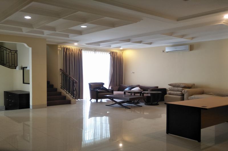 Rumah di Kemang. Dalam Komplek Townhouse. Siap Huni