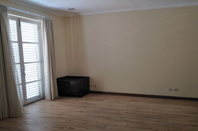 Rumah di Kemang. Dalam Komplek Townhouse. Siap Huni