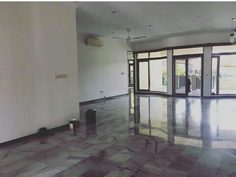 Rumah Di Cipete. Taman luas, ada pool