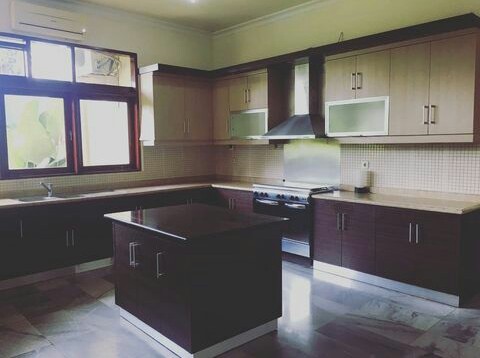 Rumah Di Cipete. Taman luas, ada pool