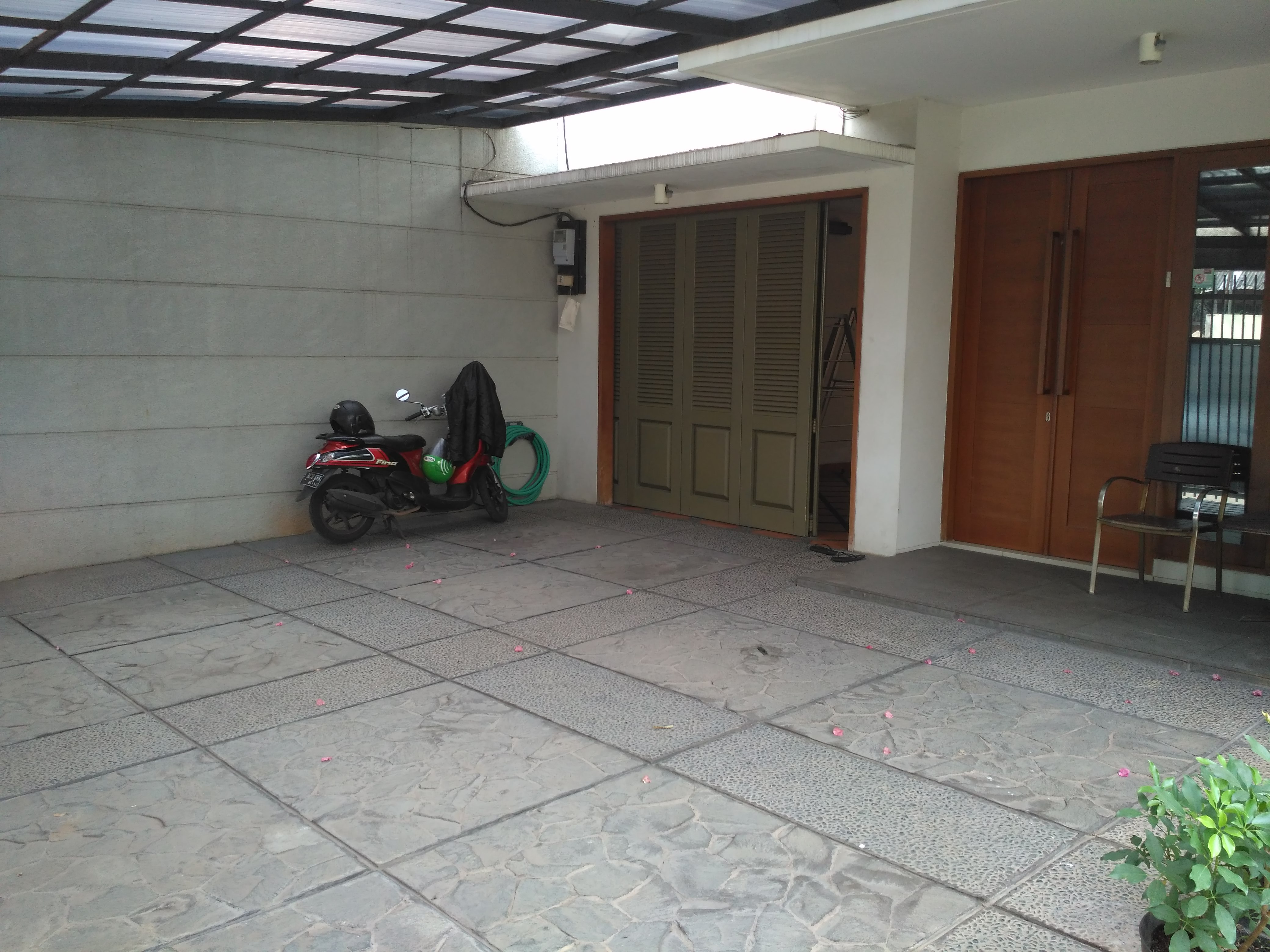 Rumah Di Pancoran. Akses Mudah ke Kuningan, Semanggi, Kalibata, Pasar Minggu dan Jalan Tol. 1,5 Tingkat