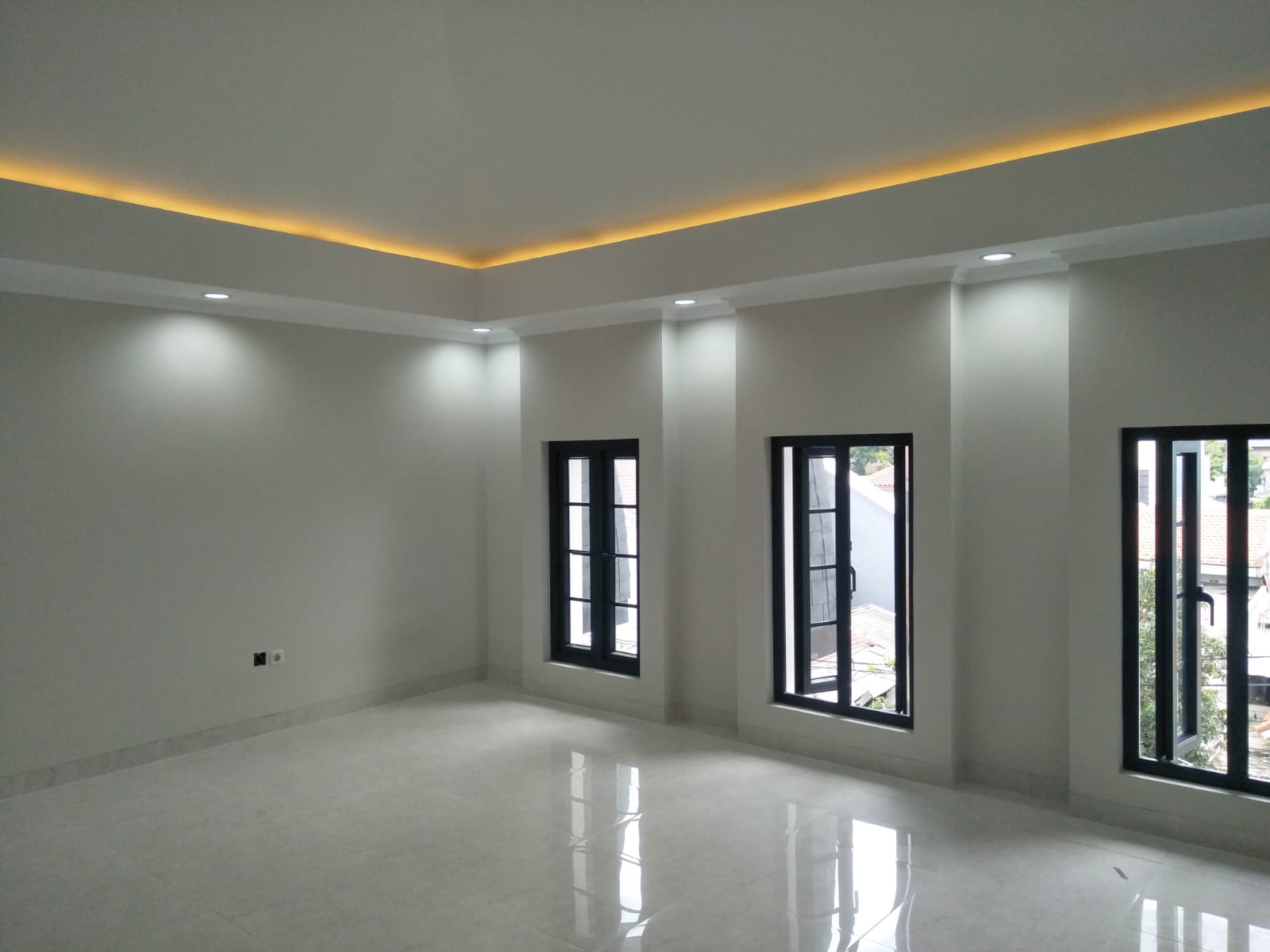 Rumah Baru di Kebayoran Baru Jakarta Selatan. Jalan Lebar, Tenang, Langka