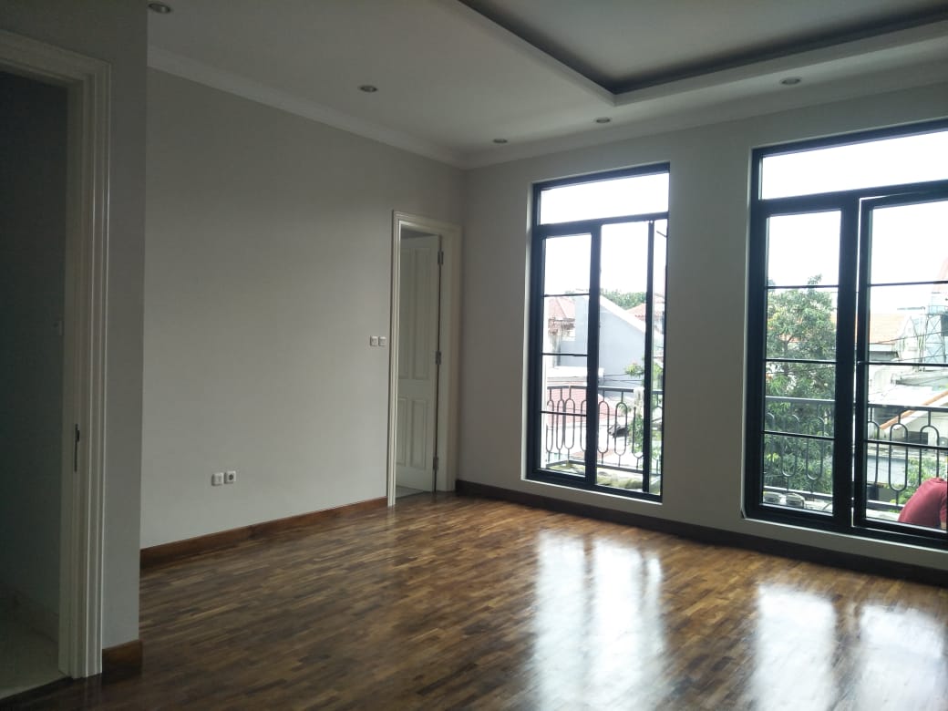 Rumah Baru di Kebayoran Baru Jakarta Selatan. Jalan Lebar, Tenang, Langka