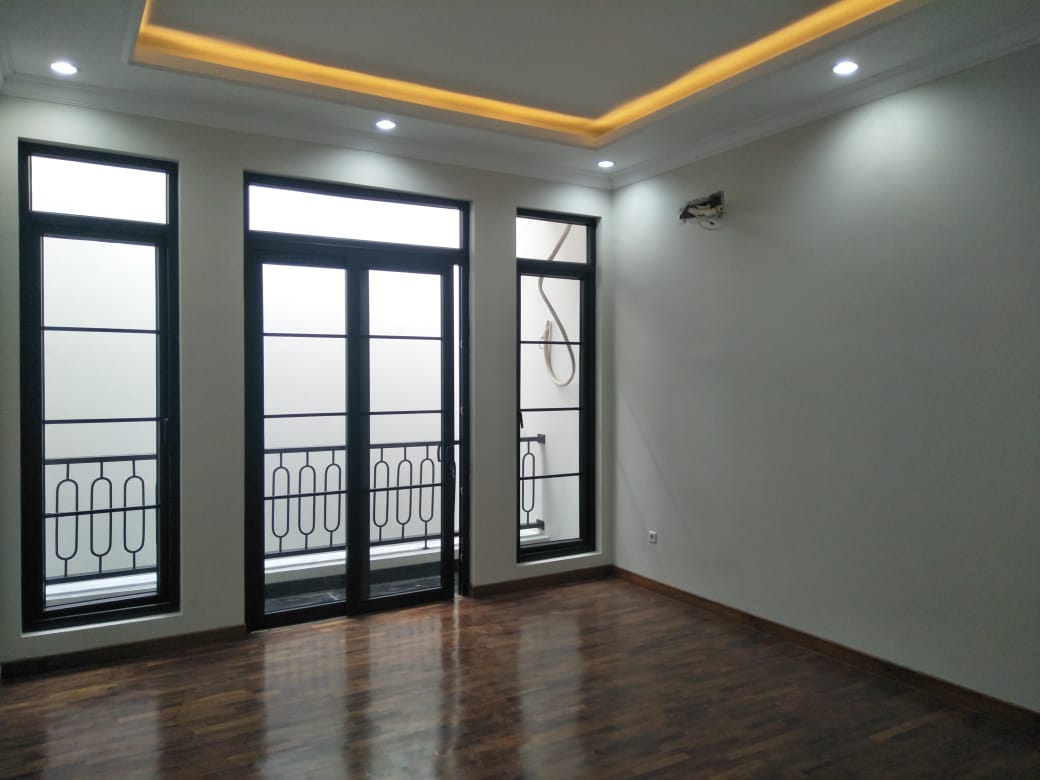 Rumah Baru di Kebayoran Baru Jakarta Selatan. Jalan Lebar, Tenang, Langka