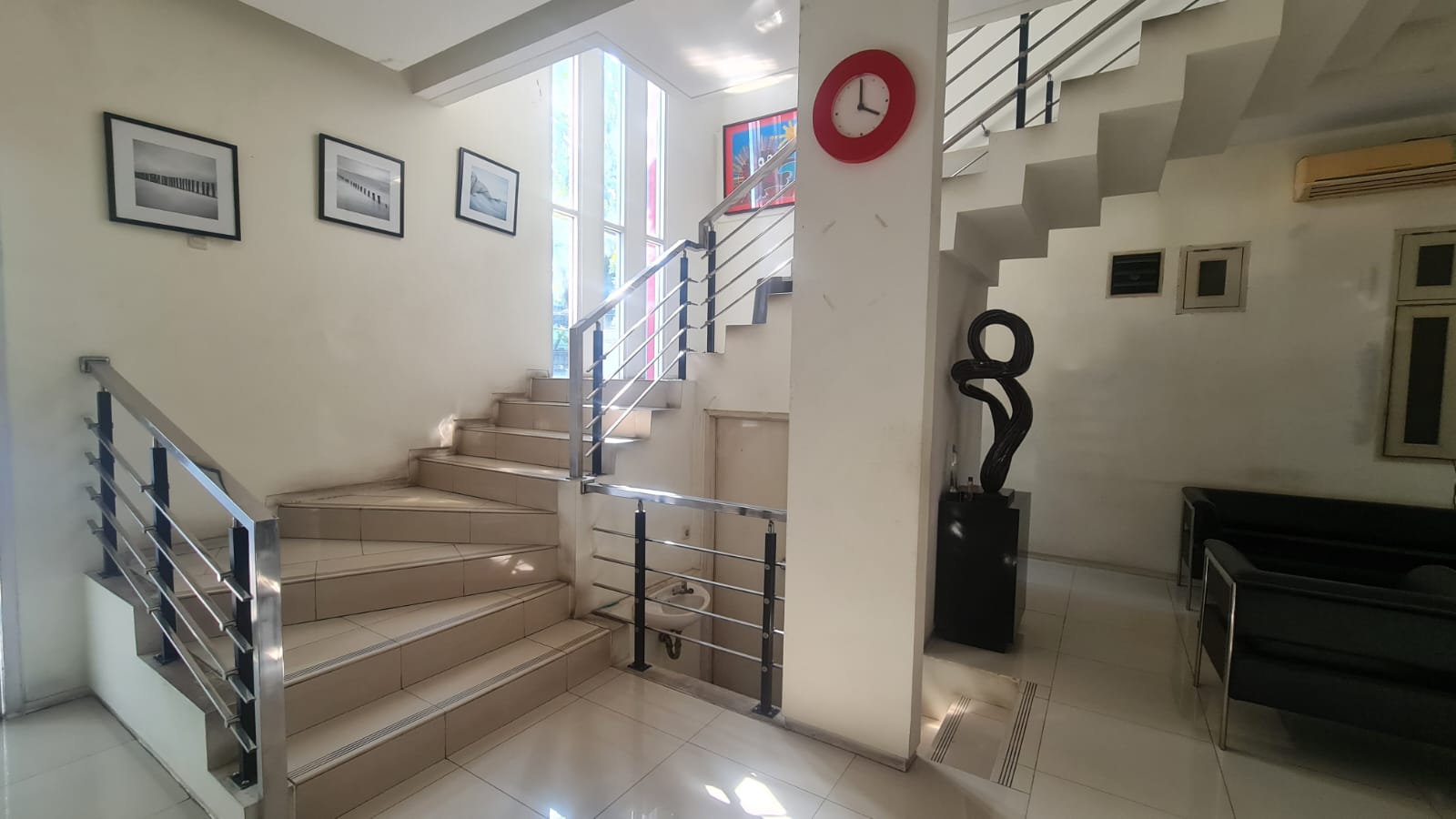 Rumah di Kebayoran Baru, 10 Kamar Tidur, Depan Taman Jalan Lebar, Langka