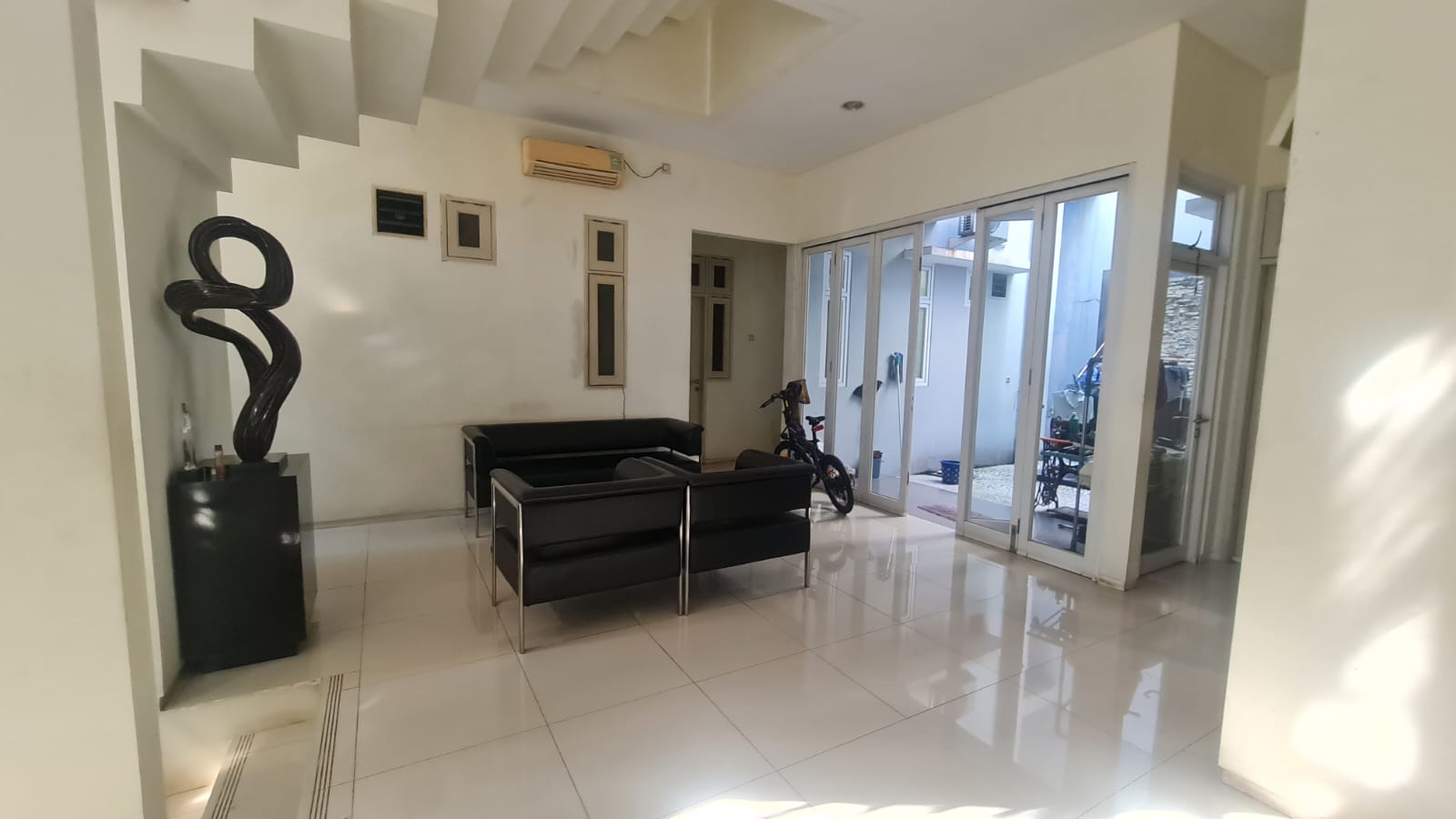 Rumah di Kebayoran Baru, 10 Kamar Tidur, Depan Taman Jalan Lebar, Langka