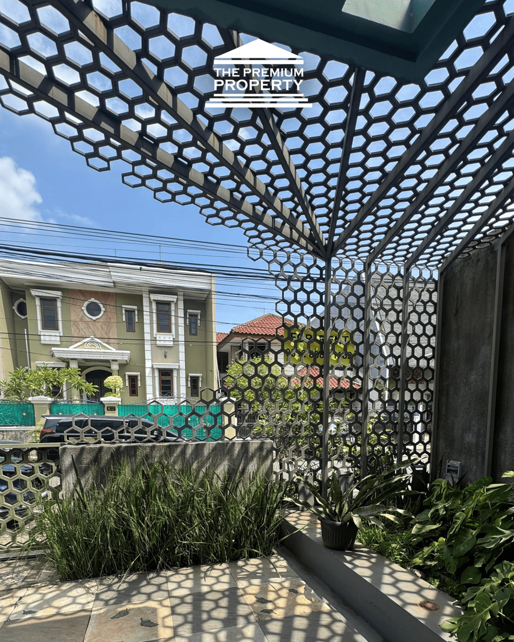 Rumah Siap Huni, 3 Lantai, Cocok Kantor, Lokasi Strategis Dekat Senayan