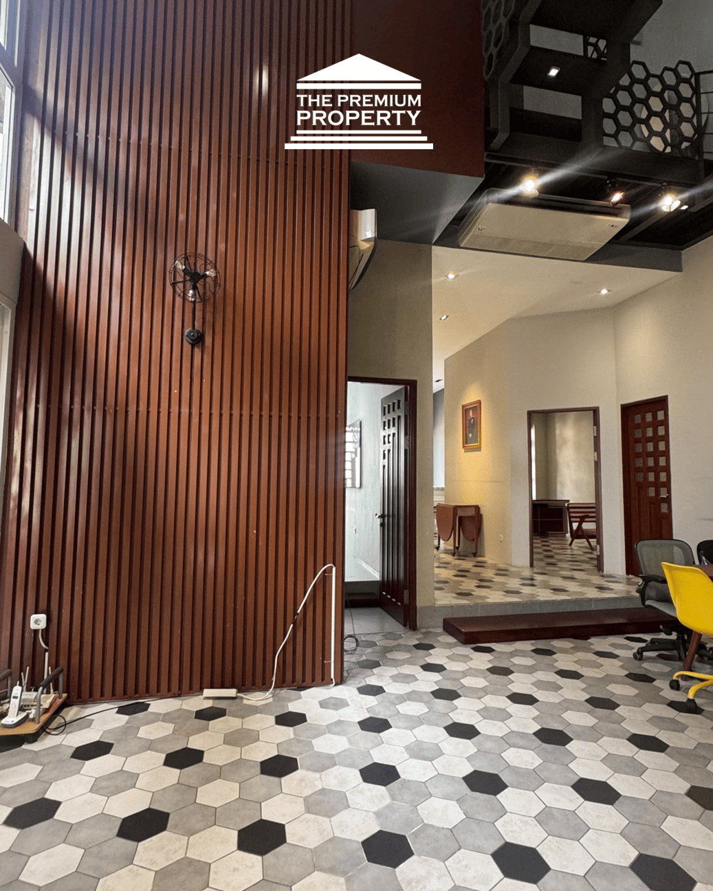 Rumah Siap Huni, 3 Lantai, Cocok Kantor, Lokasi Strategis Dekat Senayan