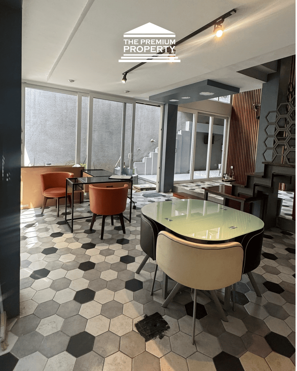 Rumah Siap Huni, 3 Lantai, Cocok Kantor, Lokasi Strategis Dekat Senayan