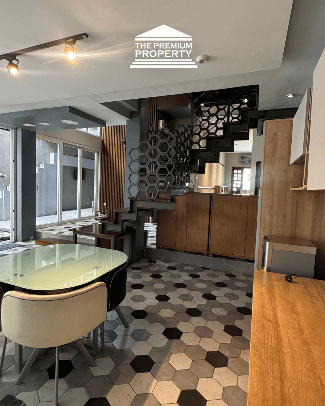 Rumah Siap Huni, 3 Lantai, Cocok Kantor, Lokasi Strategis Dekat Senayan