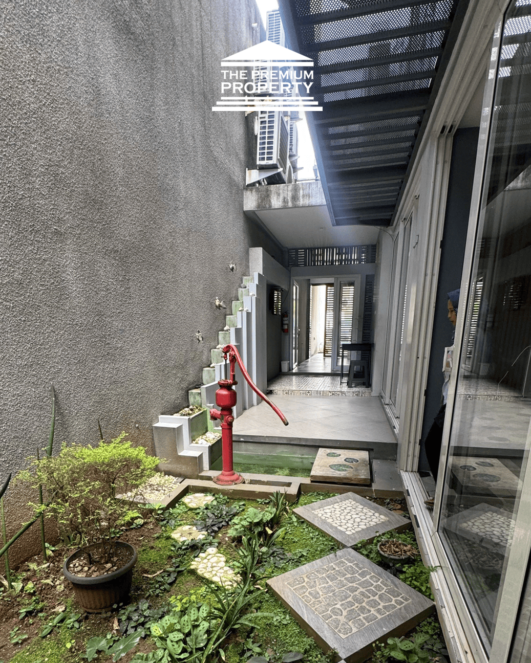 Rumah Siap Huni, 3 Lantai, Cocok Kantor, Lokasi Strategis Dekat Senayan